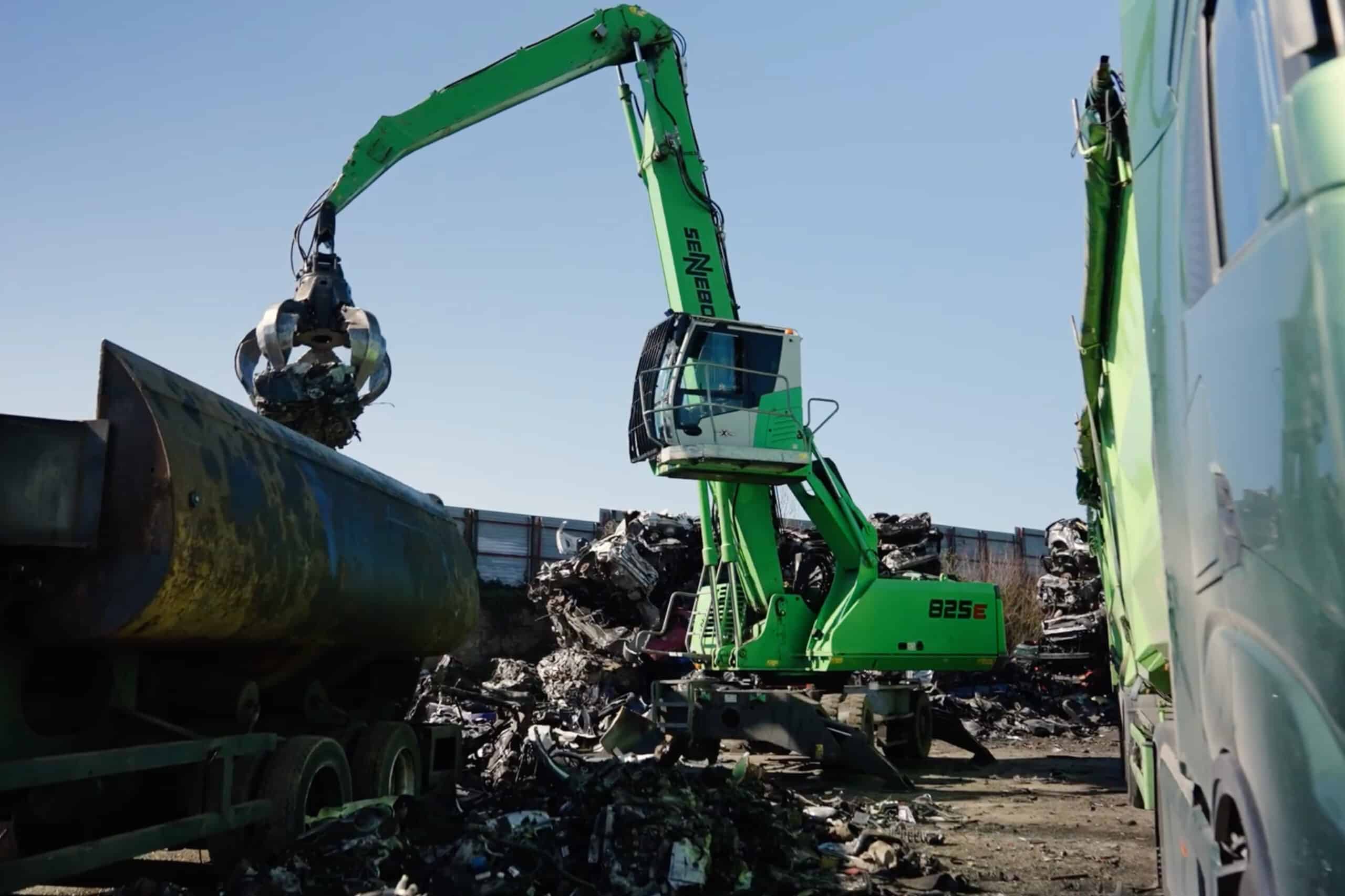 Sennebogen 821 chez Auto2000 : recycler les voitures plus efficacement avec SMT et Powerhand 2