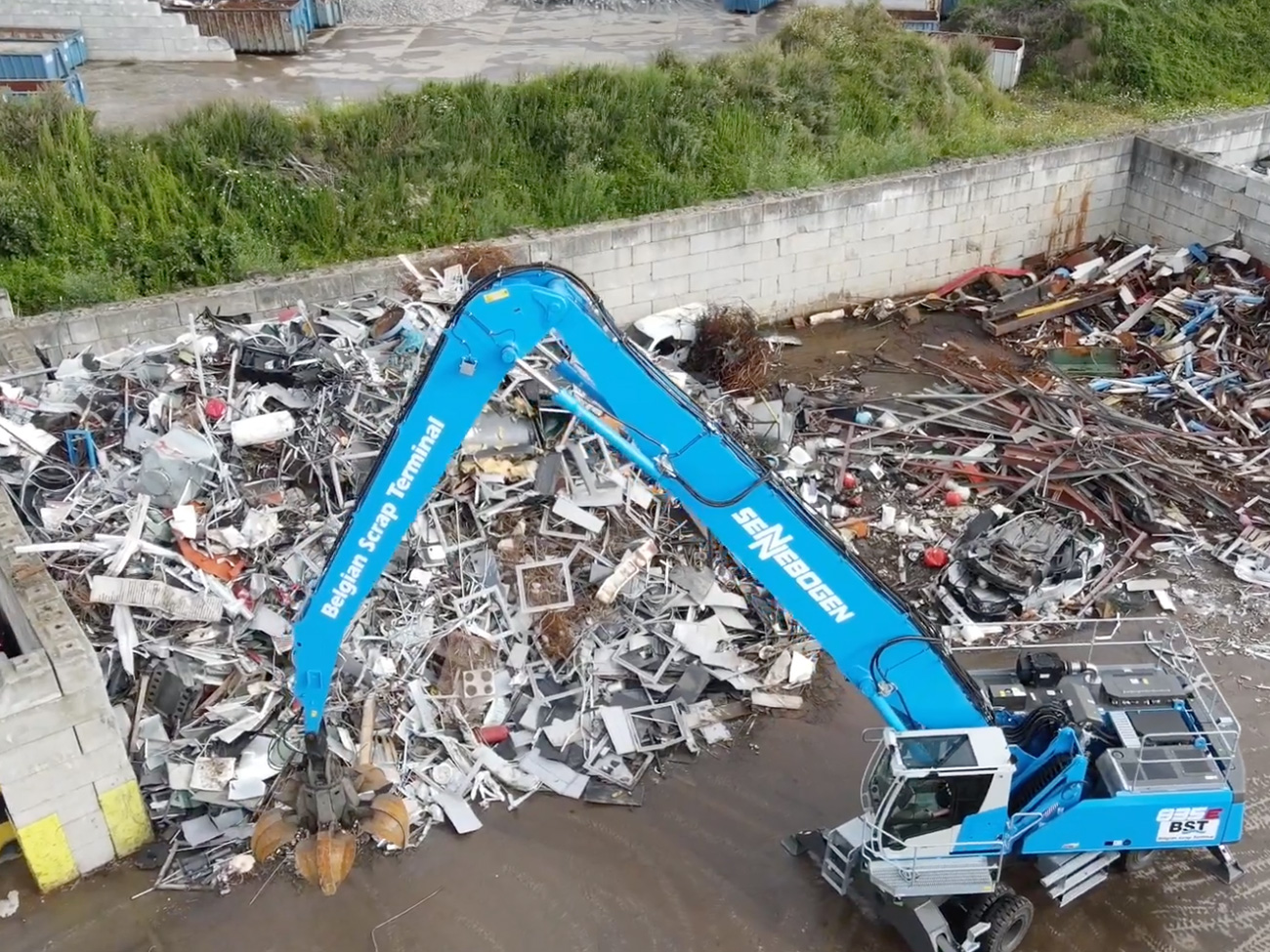 Sennebogen van SMT in actie bij Belgian scrap terminal in Hoboken 2