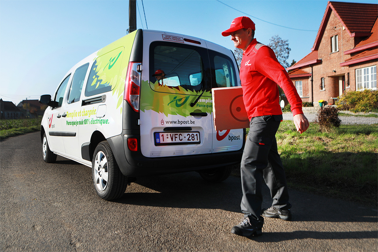 Postbode neemt afgedankt toestel mee 9
