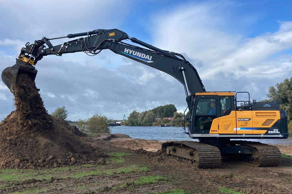 De nieuwe volledig elektrische Hyundai HX260AL Electric verzet eerste kuubs