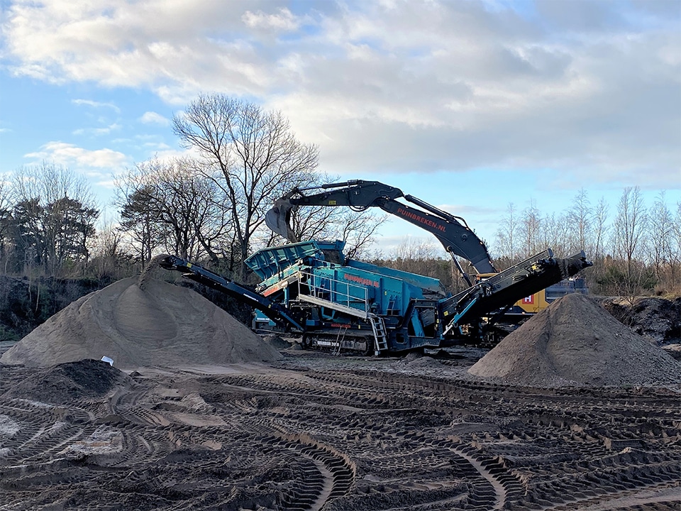 Duurzame Powerscreen Warrior 2400, de zevende zeef bij Puinbreken.nl/Van der Heijden.