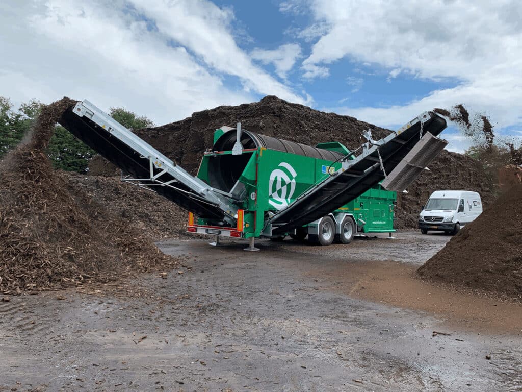Nieuwe Siebotec 6000 E hybride trommelzeef geleverd aan Van Iersel Biezenmortel