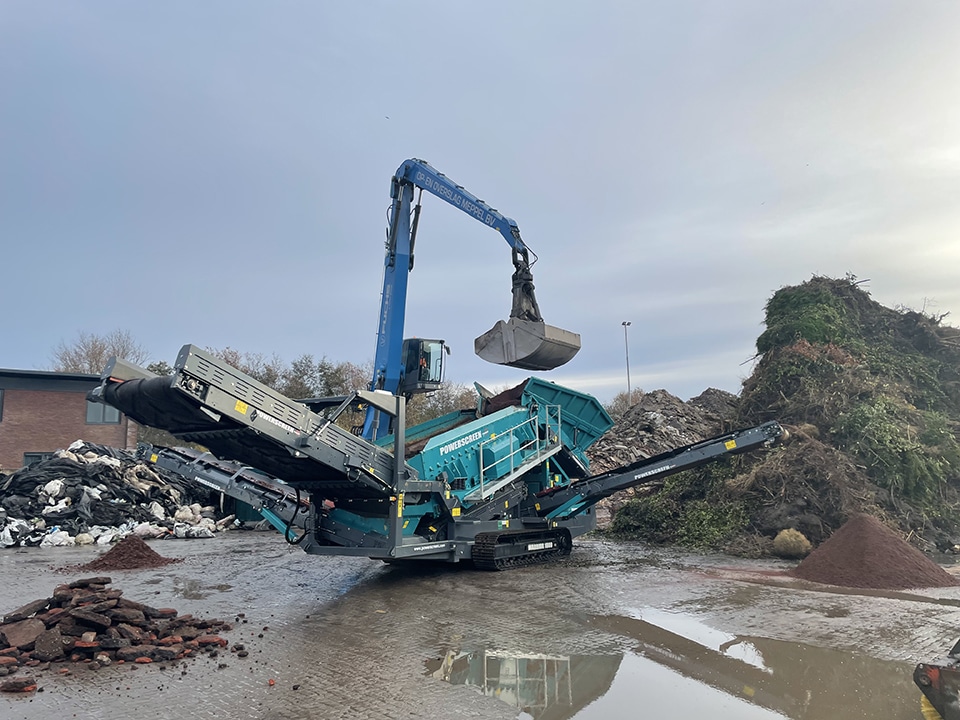 Oosterhuis neemt bij Op- en overslag Meppel Powerscreen Warrior 1800 in gebruik.