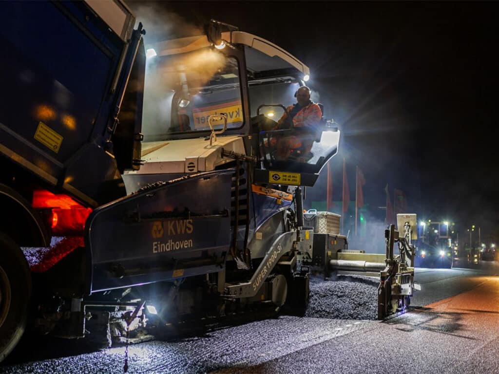 KWS past zelf ontwikkeld rood asfalt met 40% gerecycled asfalt toe