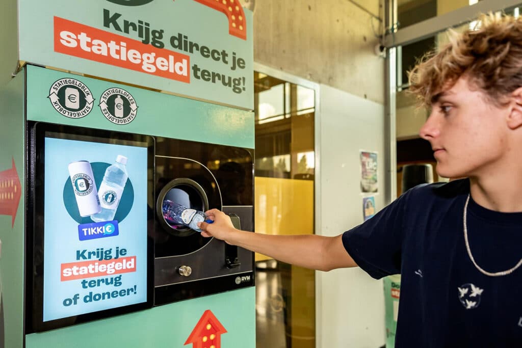 Veel minder kleine plastic flesjes in zwerfafval