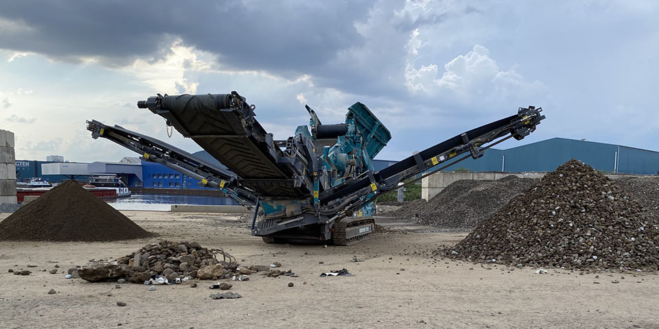 Janssen Group/ BPS Recycling en Bouwstoffen breid machinepark uit met Powerscreen Warrior 1200