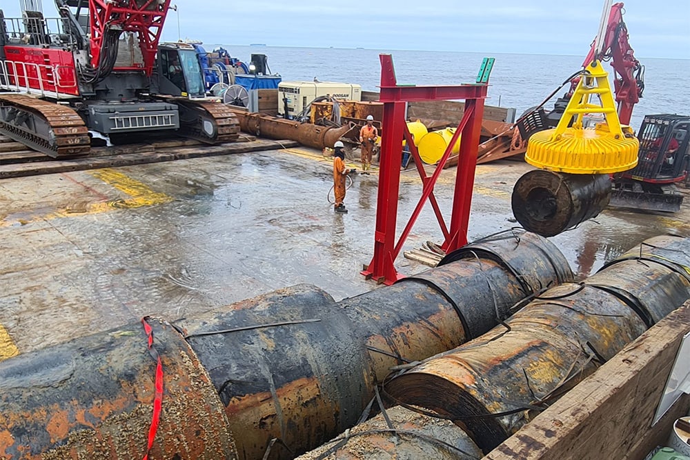 Onderwatermagneettechniek om 3.200 ton stalen coils te bergen