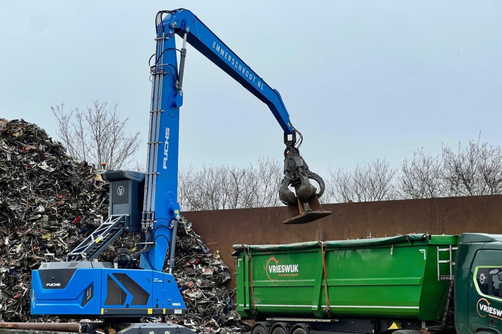 Eerste Fuchs MHL350G van Nederland voor Emmer Schroot- en Metaalhandel. 2