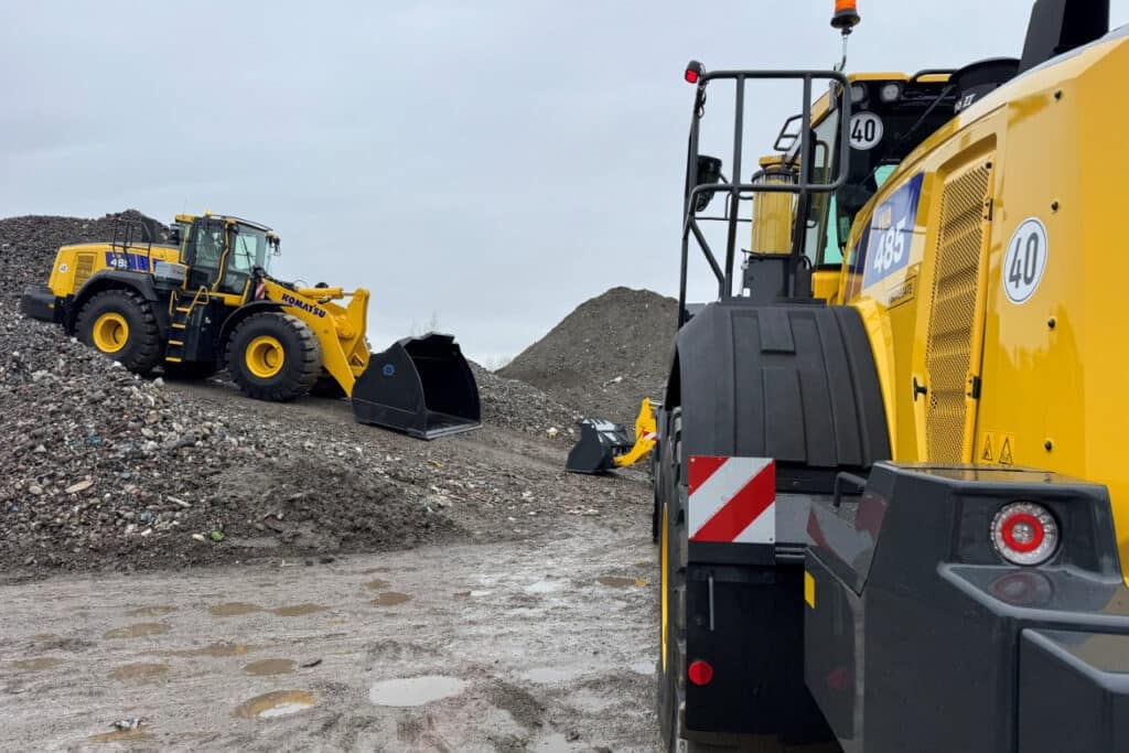 Vier nieuwe Komatsu machines geleverd hij Havenservice Rozenburg 6