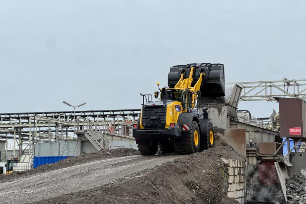 Vier nieuwe Komatsu machines geleverd hij Havenservice Rozenburg 2