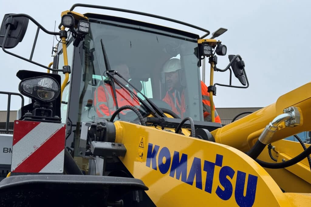 Vier nieuwe Komatsu machines geleverd hij Havenservice Rozenburg 3