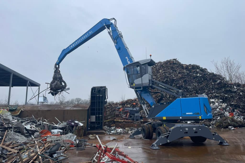 Eerste Fuchs MHL350G van Nederland voor Emmer Schroot- en Metaalhandel. 1