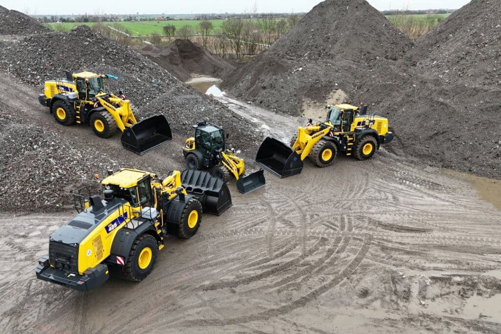 Vier nieuwe Komatsu machines geleverd hij Havenservice Rozenburg 1